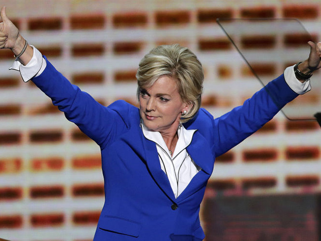 La ex gobernadora de Michigan hace eco de Clinton sobre el asalto de Trump en la cena Demócrata Pinellas